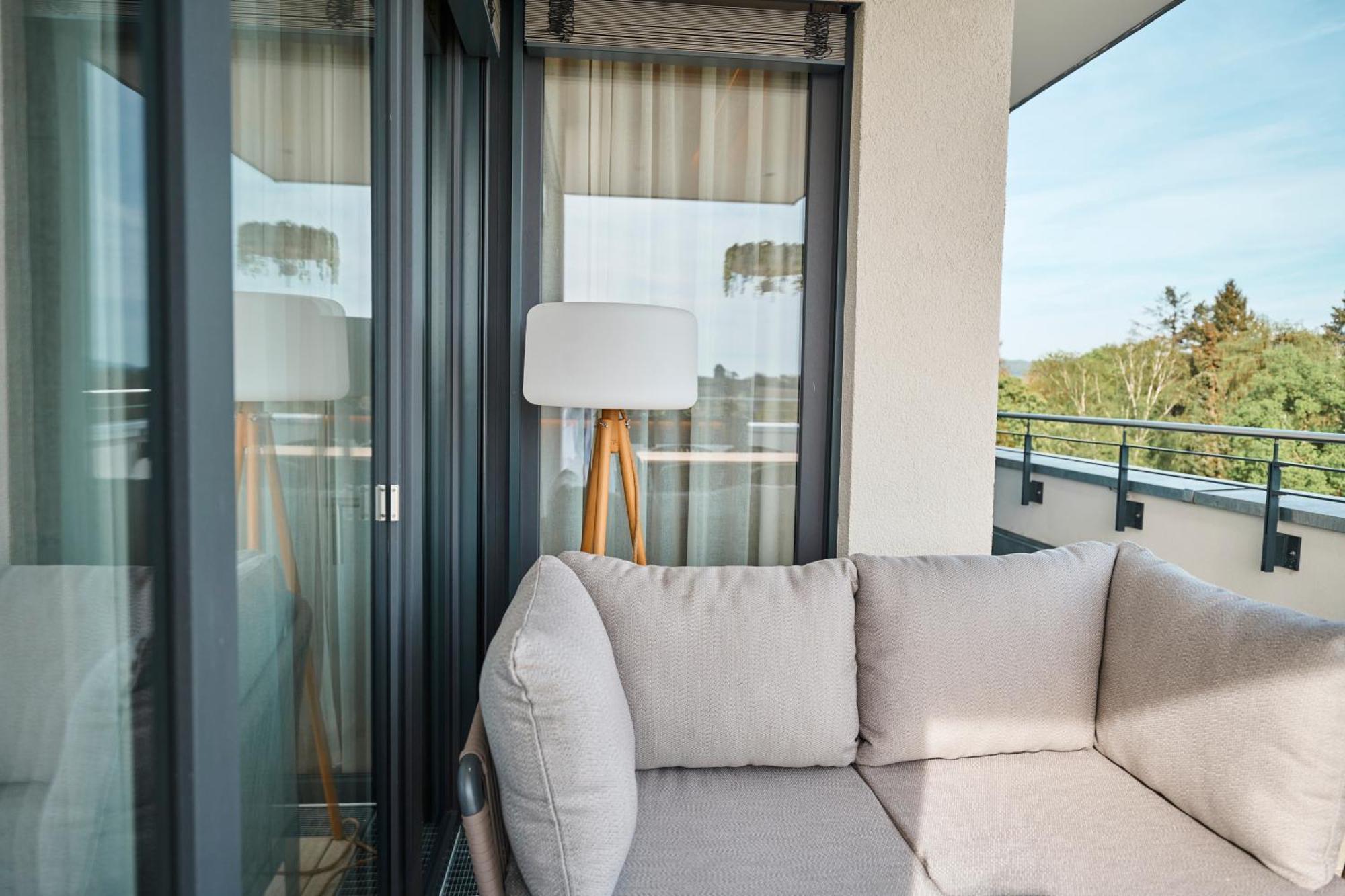 Nouri Hotel Бад Кроцинген Стая снимка A balcony with a sofa